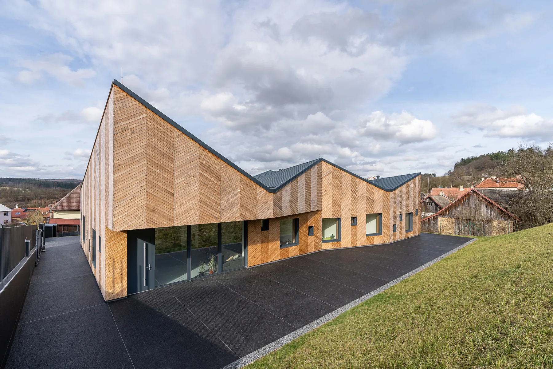 Charity House, Czech Republic, clad in Luna Parallelogram SSS 26x92 Lunawood ThermoWood